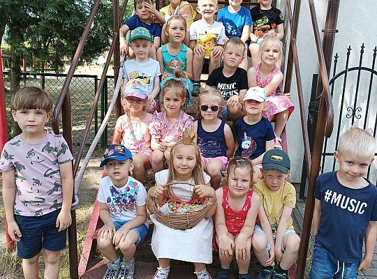 Solenizantka z grupą dzieci