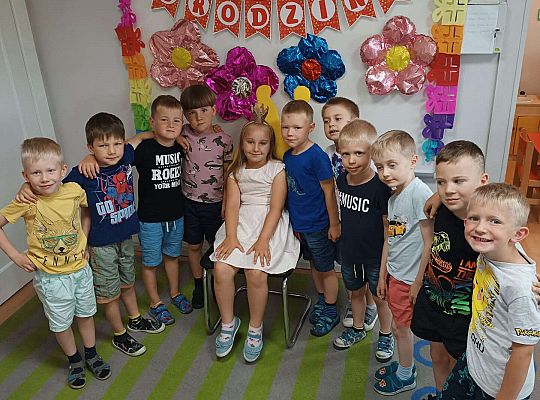 Solenizantka z grupą chłopców