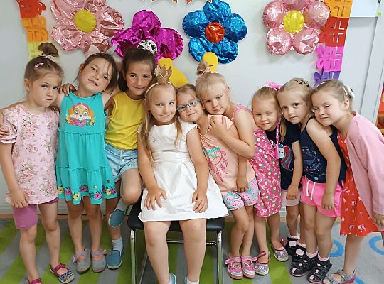 Solenizantka z grupą dziewczynek