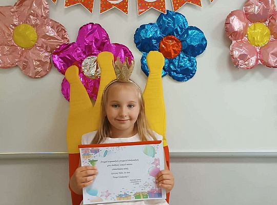 Solenizantka z albumem urodzinowym