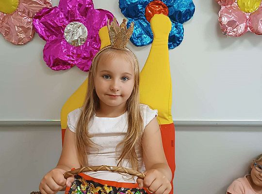 Solenizantka z koszem słodyczy