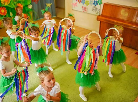 Dzieci tańczą