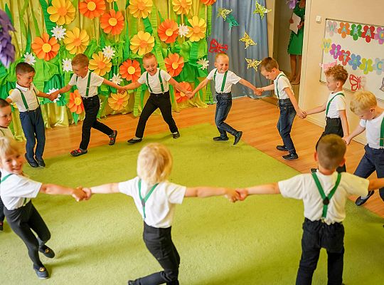 Dzieci tańczą