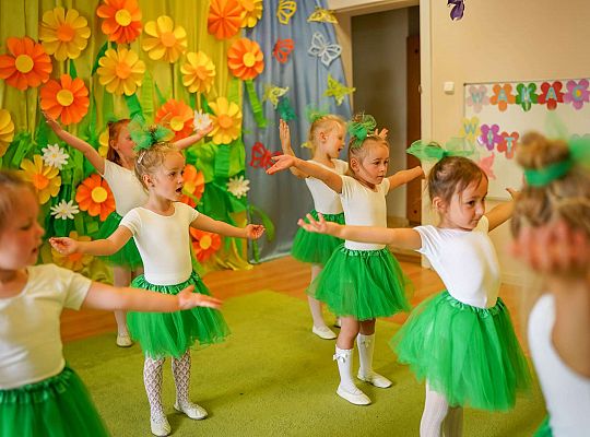 Dzieci tańczą