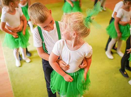 Dzieci tańczą