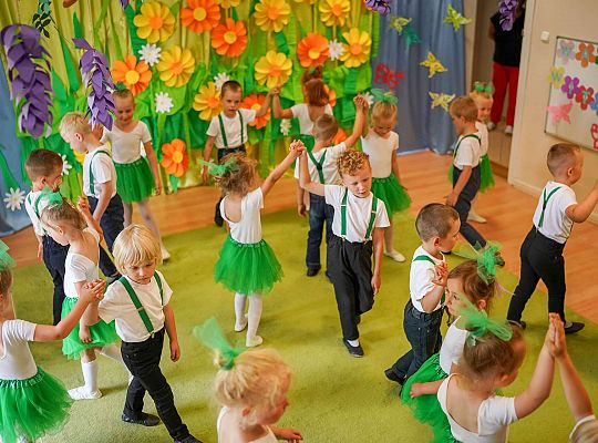 Dzieci tańczą