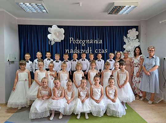 Grupa dzieci wraz z wychowawczyniami