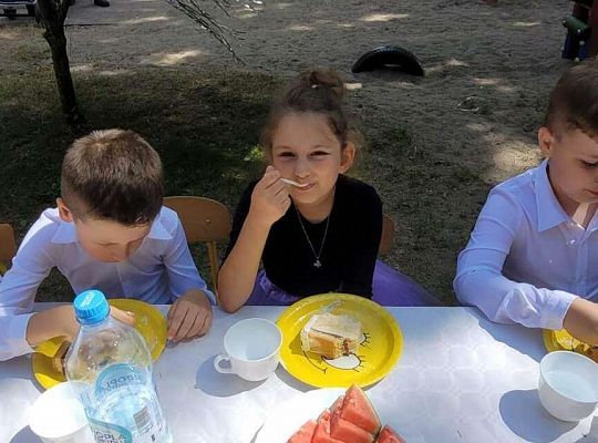 Dzieci przy wspólnym stole