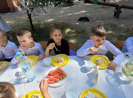 Dzieci przy wspólnym stole