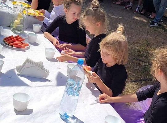 Dzieci przy wspólnym stole