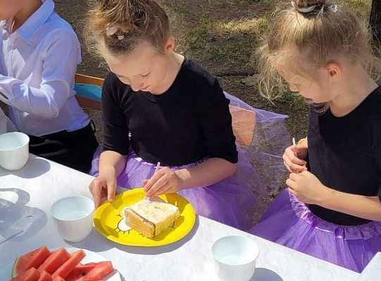 Dzieci przy wspólnym stole