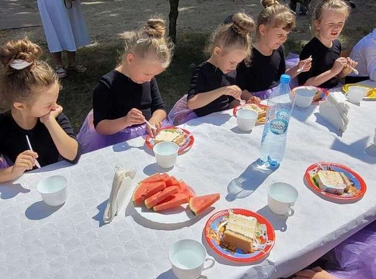 Dzieci przy wspólnym stole