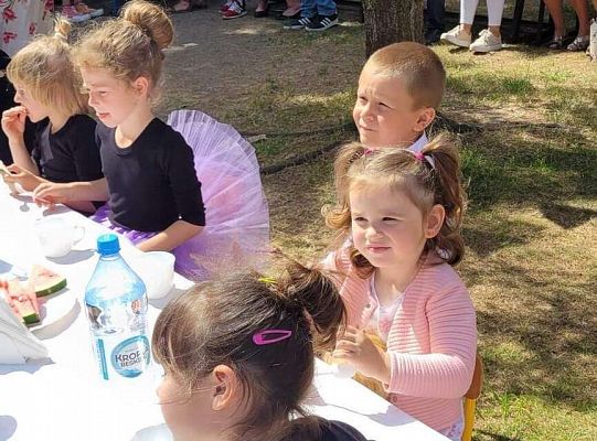 Dzieci przy wspólnym stole