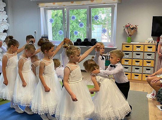 Dzieci tańczące poloneza