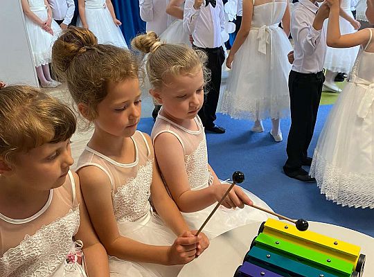 Dziewczynki grają na cymbałkach