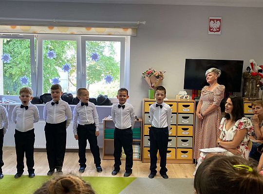 Dzieci śpiewają piosenkę