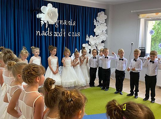 Dzieci śpiewają piosenkę