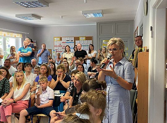 Pani Dyrektor dziękuje dzieciom za występ