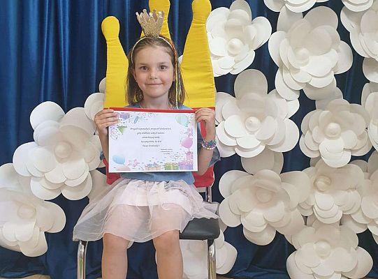 Solenizantka na tle dekoracji