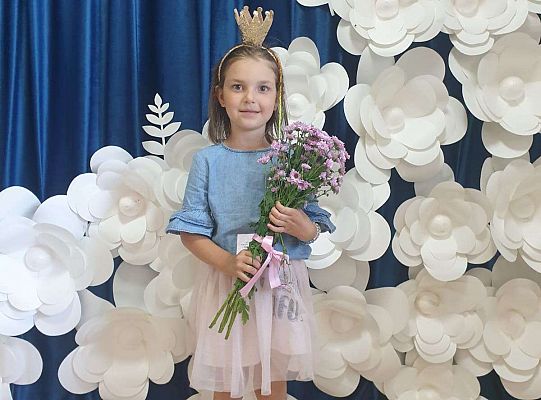 Solenizantka na tle dekoracji