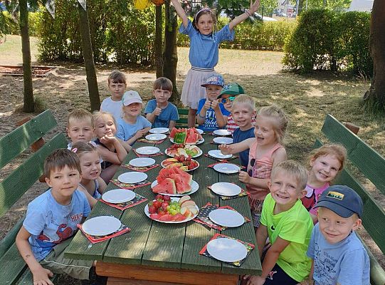 Dzieci przy urodzinowym stole