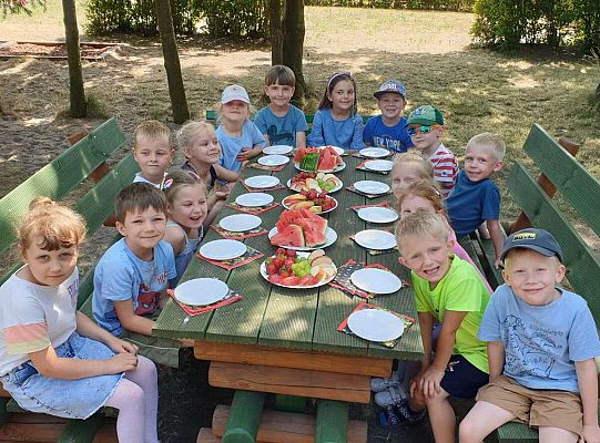 Dzieci przy urodzinowym stole