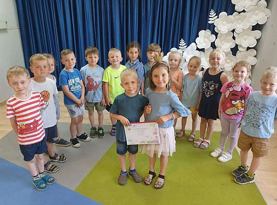 Solenizantka z grupą dzieci