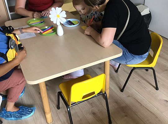 Rodzice wykonują wizytówki dla dzieci