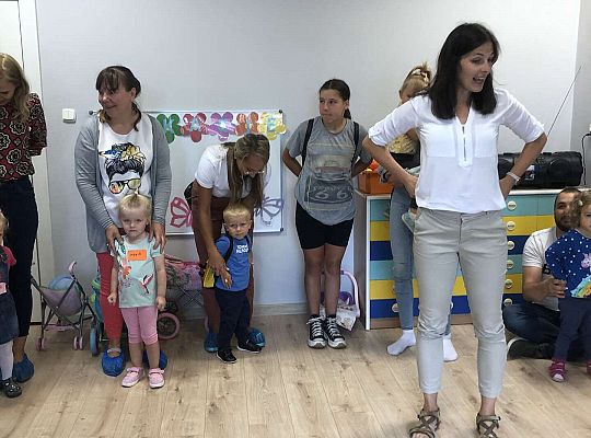 Dzieci z rodzicami podczas zabawy