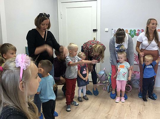 Dzieci z rodzicami podczas zabawy