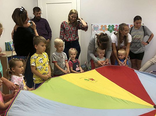 Dzieci z rodzicami podczas zabawy