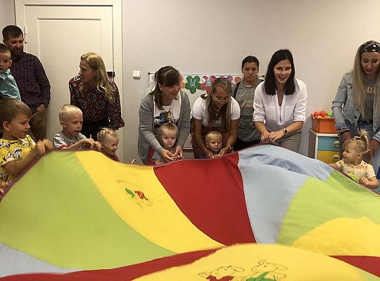 Dzieci z rodzicami podczas zabawy