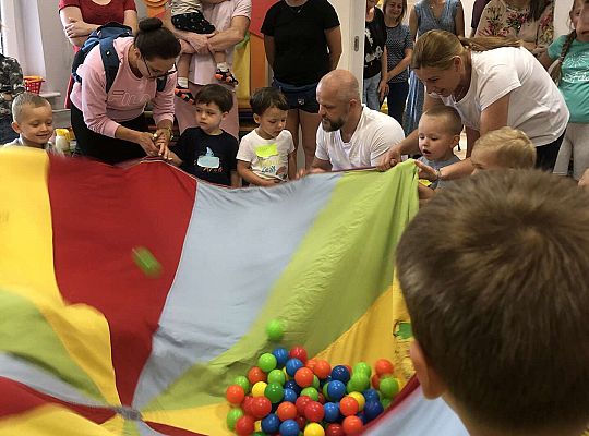 Dzieci z rodzicami podczas zabawy