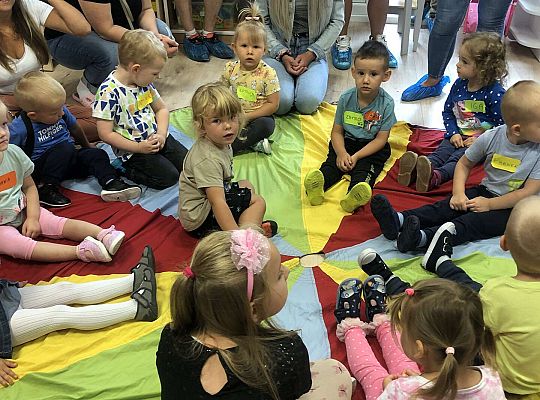 Dzieci z rodzicami podczas zabawy