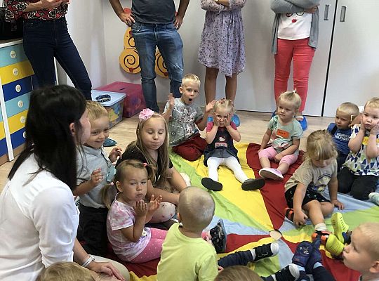 Dzieci z rodzicami podczas zabawy