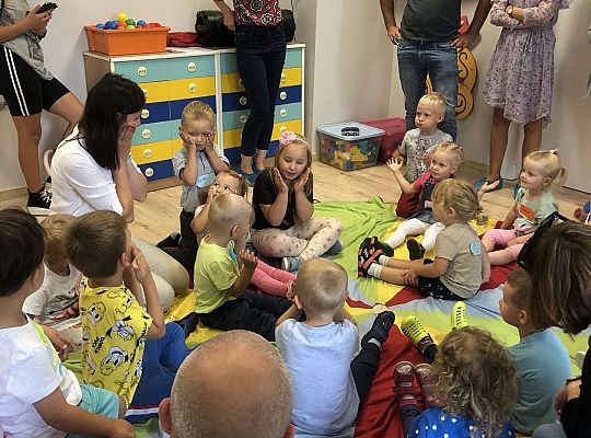 Dzieci z rodzicami podczas zabawy