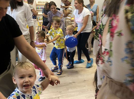 Dzieci z rodzicami podczas zabawy