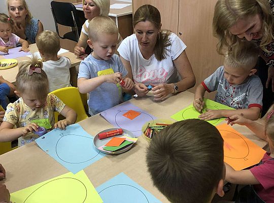 Rodzice z dziećmi wykonują pracę plastyczną