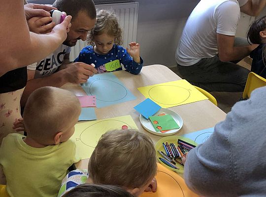 Rodzice z dziećmi wykonują pracę plastyczną