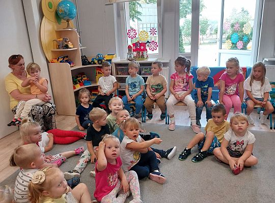 Grupa siedzących dzieci