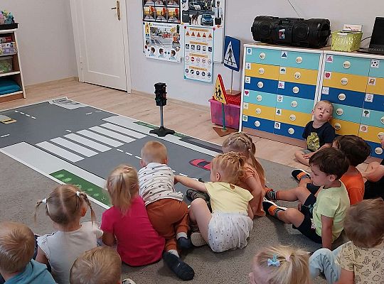 Grupa siedzących dzieci