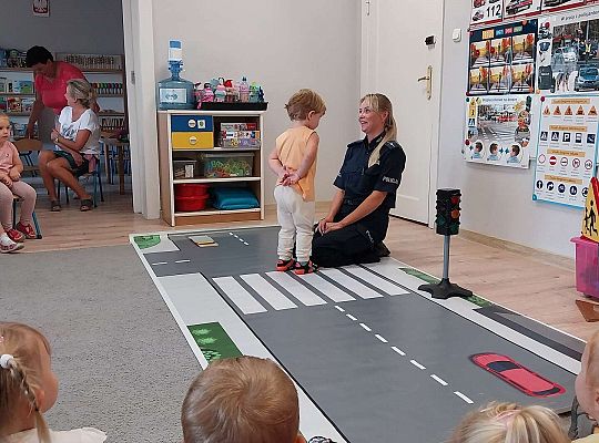 Policjantka z dzieckiem