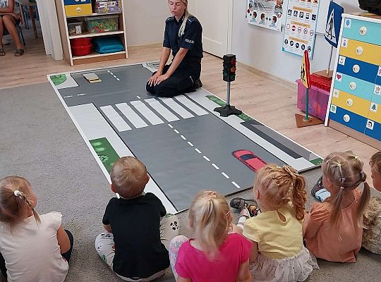 Policjantka rozmawia z dziećmi