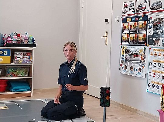 Policjantka rozmawia z dziećmi