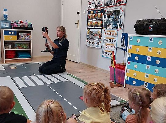 Policjantka rozmawia z dziećmi