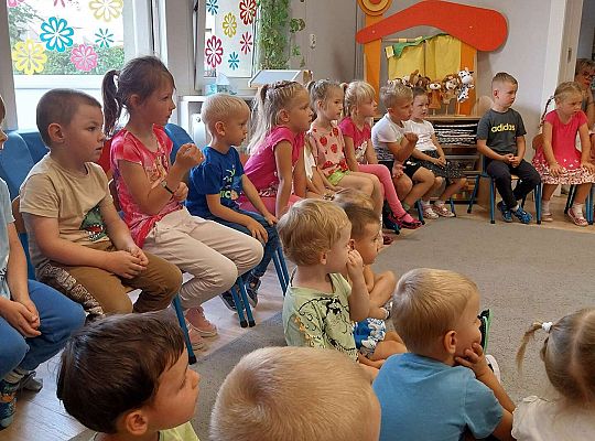 Grupa siedzących dzieci