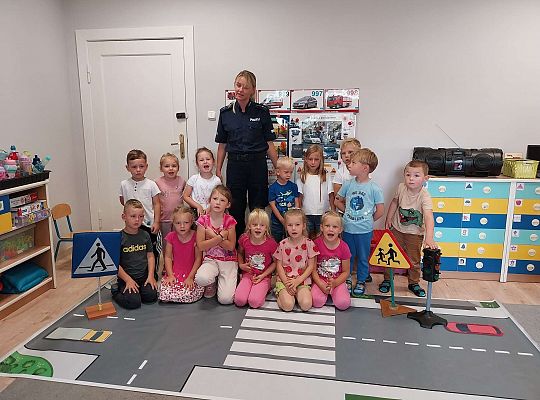 Grupa dzieci z Policjantką