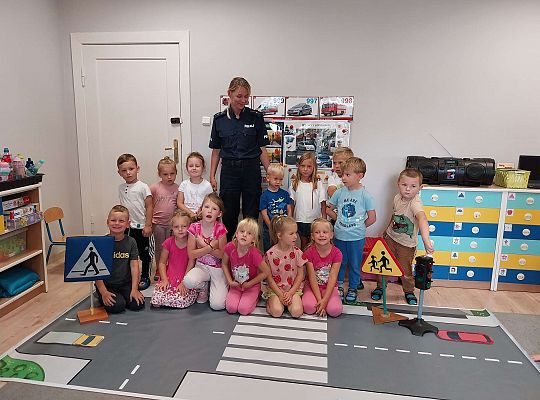 Grupa dzieci z Policjantką