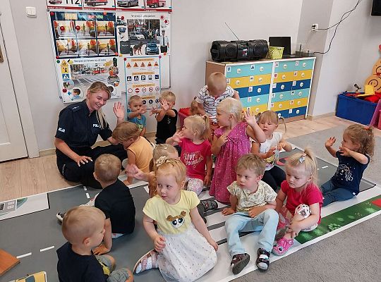 Grupa dzieci z Policjantką