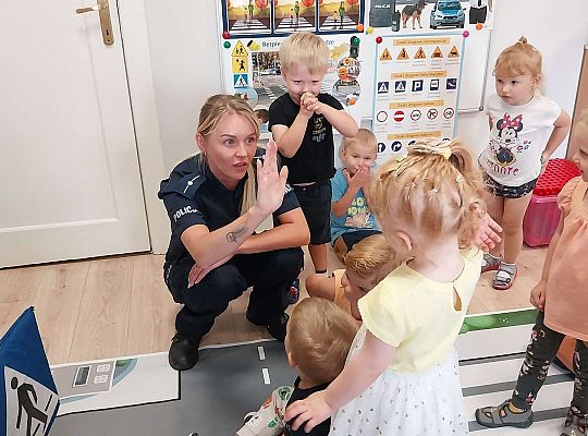 Grupa dzieci z Policjantką
